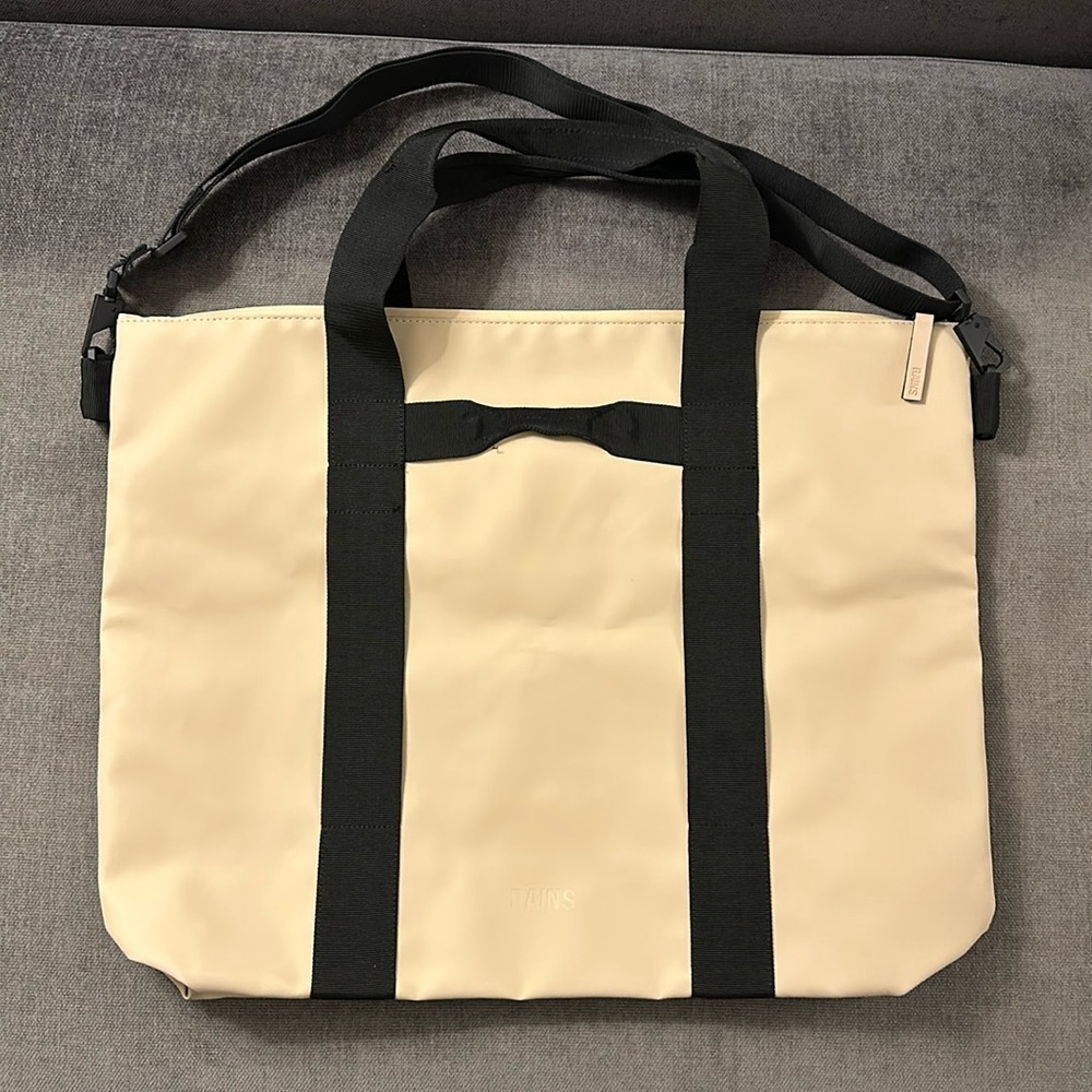 Rains tote bag in the color sand.